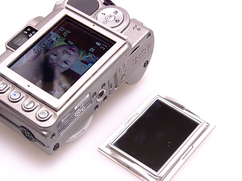 Illustration for article titled Etsumi Display Mirror Allows Compact Camera Photos at Extreme Angles
